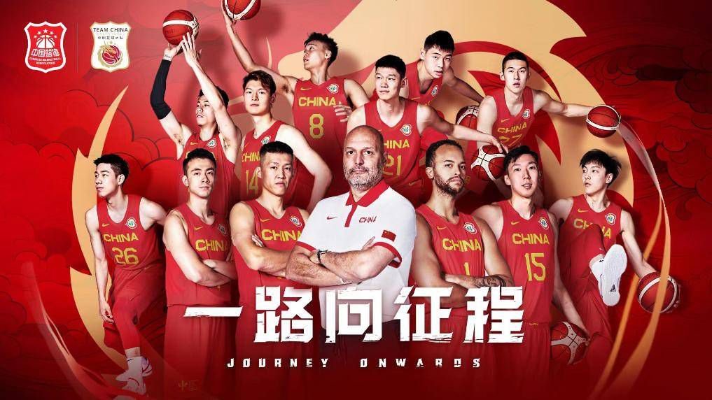 何莲的嘴角很快便被撕烂流血，疼得她哇哇大哭。